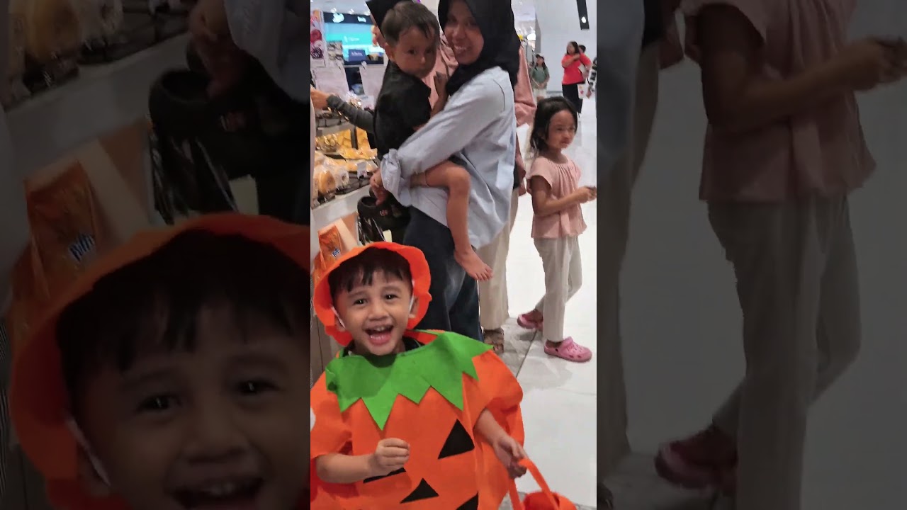 Adek Aka, bagi bagi Permen Yupi.  siapa yang mau? 🥰 helloween pumpkin cosplay