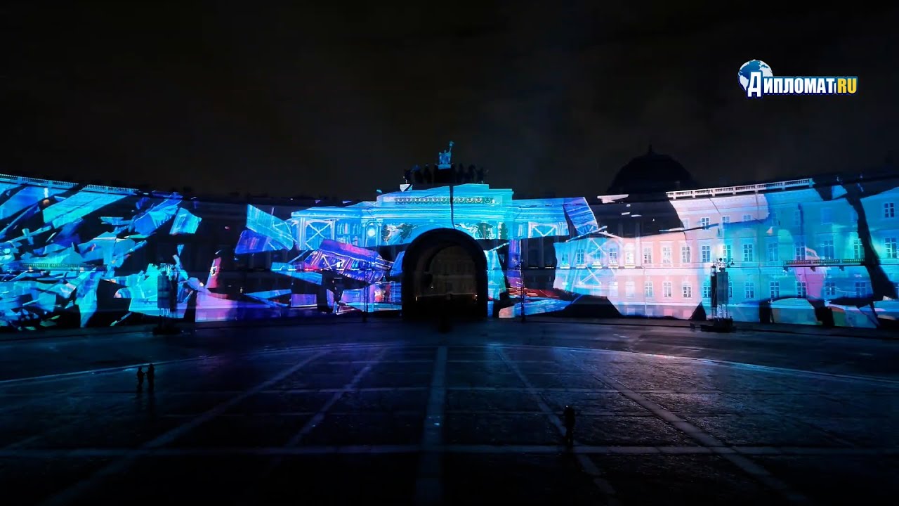 «Чайковский оживает»: Петербург показал грандиозное световое шоу на Главном штабе
