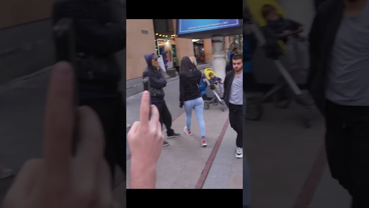 Бездомный музыкант поражает своим голосом!  гитараснуля музыка игратьнагитаре