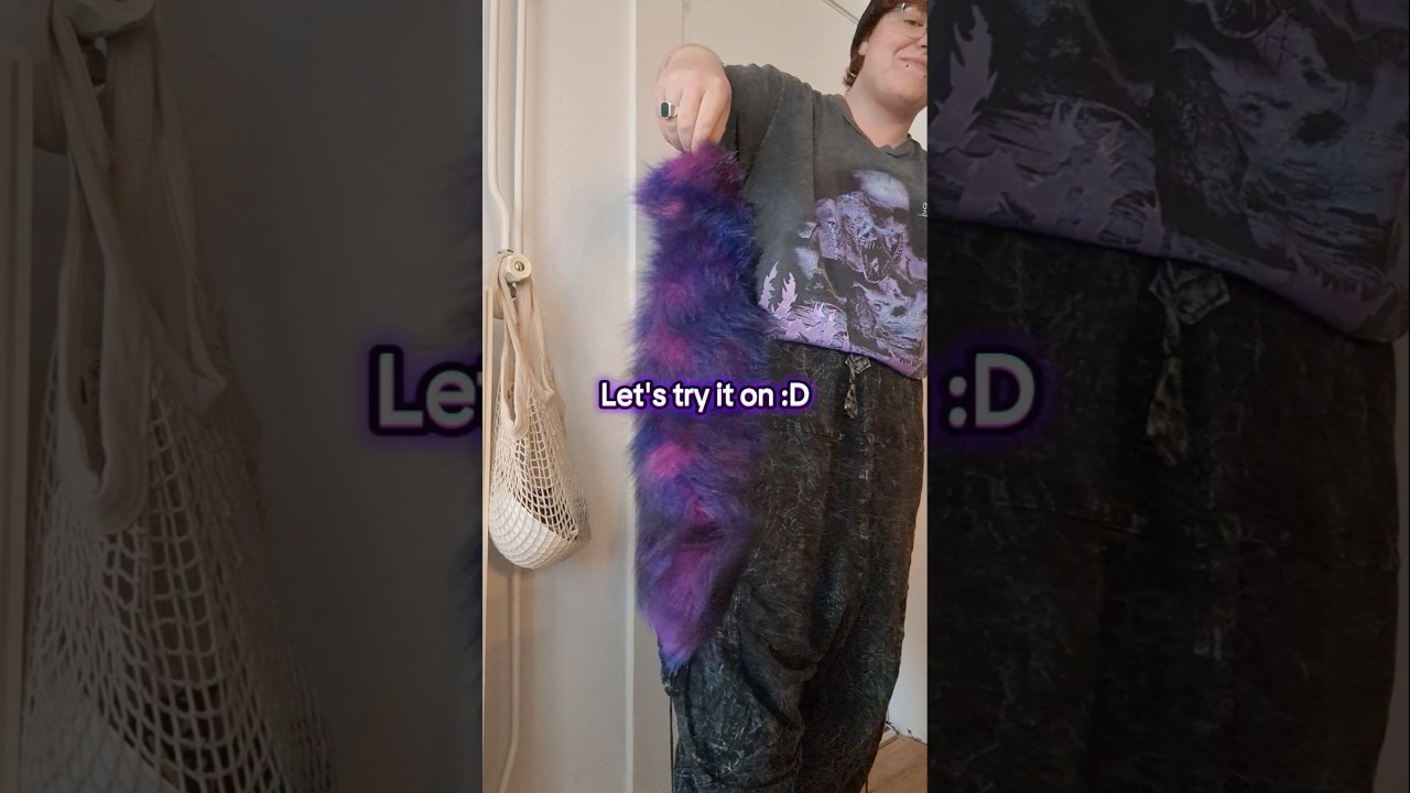 Unboxing my new ethical dyed tail! therian therianthropy theriangear theriantail