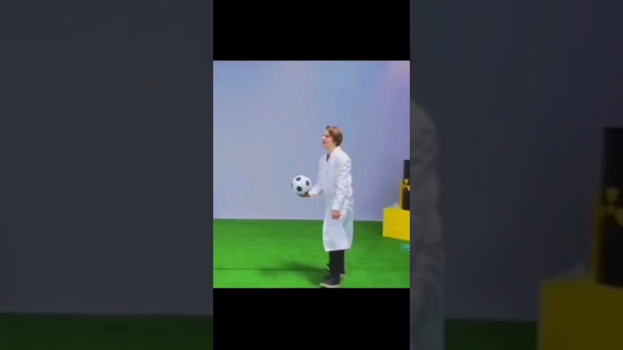 Влад А4 в футбол вообще играть не умеет