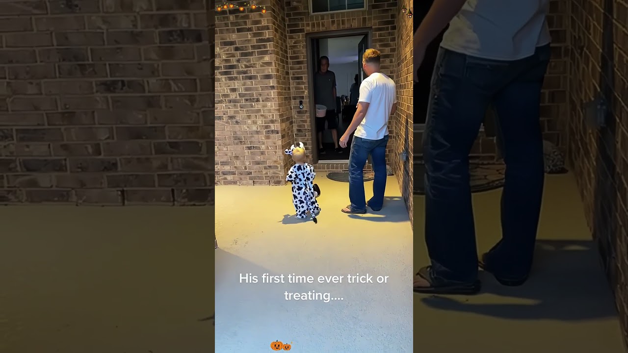 Trick or treating 🎃👶🥳toddler halloween happy funny cute youtube fyp foryou
